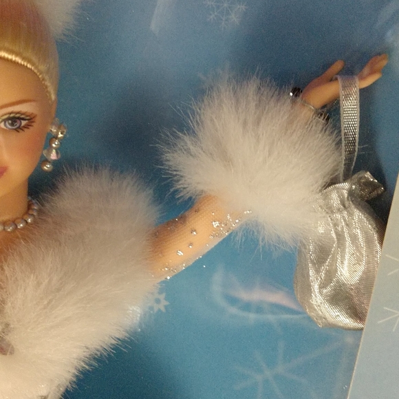 Vintage Avon Barbie Doll 2002 Winter's Reflection - Picture 5 of 13
